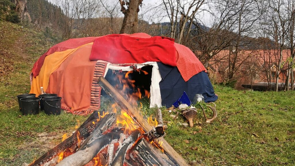 Schwitzhütten Ritual Traditionelles Schwitzhüttenritual im Einklang mit der Natur, bei dem Teilnehmer eine tiefe geistige Reinigung und körperliche Entgiftung erleben. Das Ritual fördert die innere Heilung, bietet Raum für Selbstreflexion und unterstützt die spirituelle Transformation durch intensive Hitze und spirituelle Praxis.